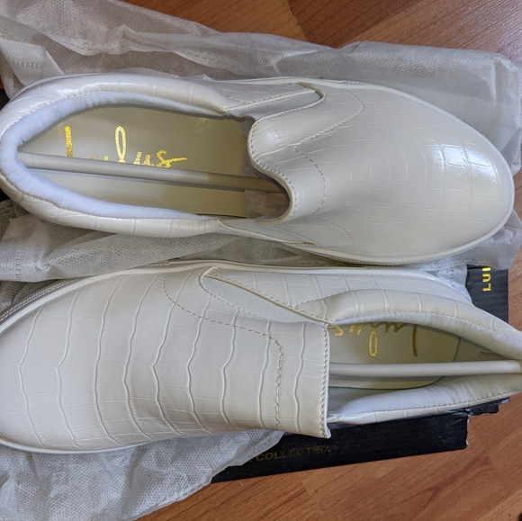 Shoes 👟 - Picture 1 of 2